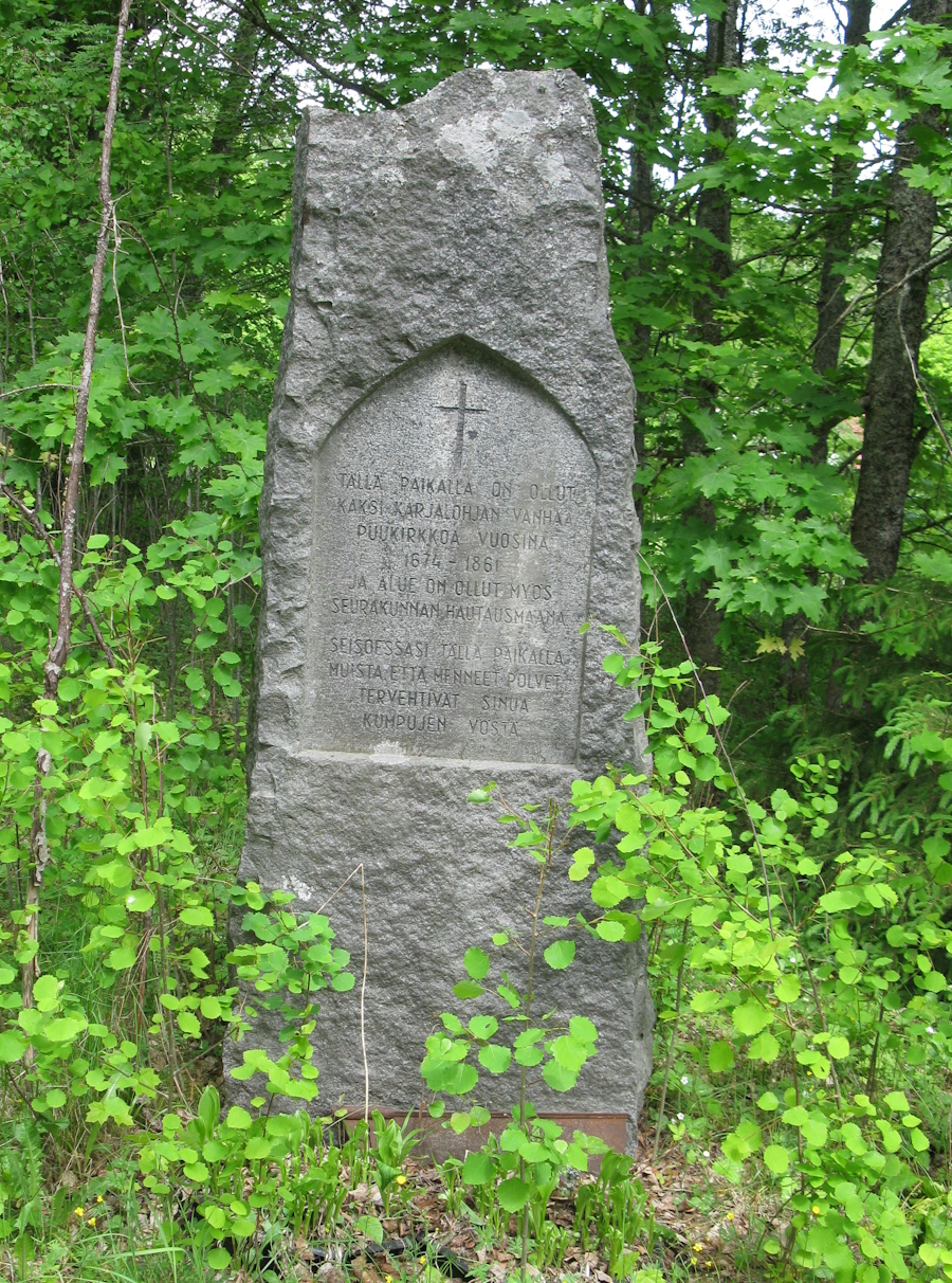 Kivipaasi osoittamassa kirkon paikkaa